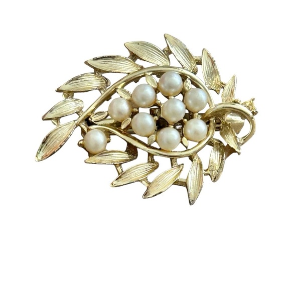 Vintage style Gold and Pearl Leaf Brooch - Picture 1 of 5